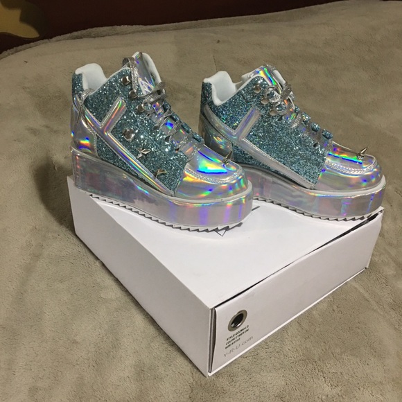 YRU Shoes - Qozmo Low Key Cyber Unicorn Platforms